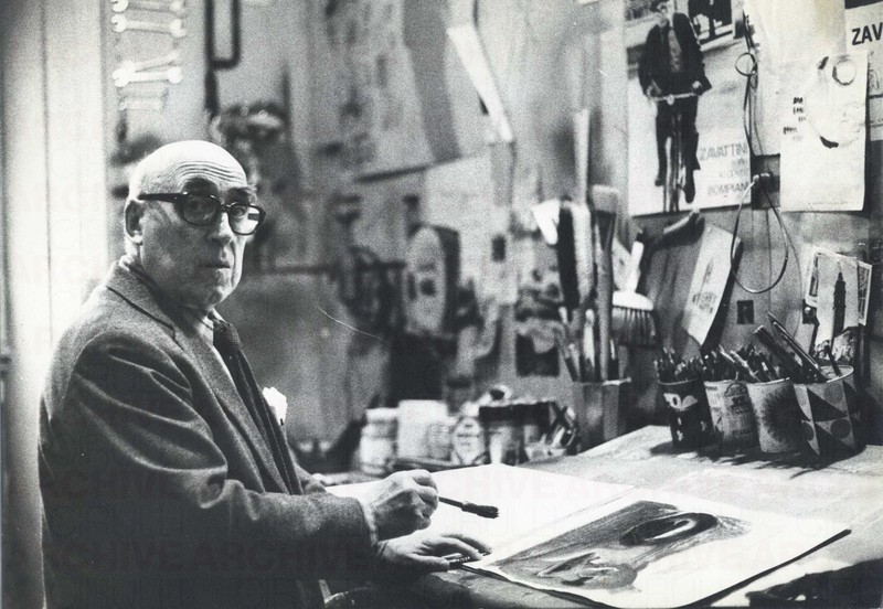 Cesare Zavattini nel suo studio